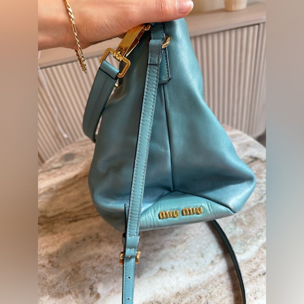 STUNNING MIU-MIU BOUTIQUE HANDBAG satchel tote bag in blue with gold hardware - Picture 4 of 15